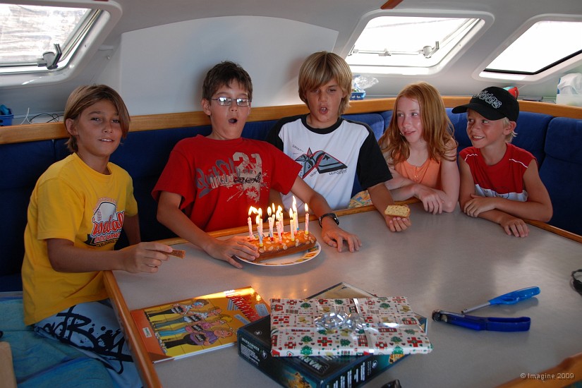 02.24- Bastien souffle ses 13 bougies avec ses copains de ponton.JPG